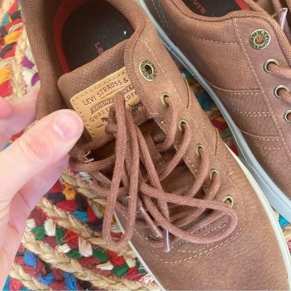 New  Levi’s tan brown sneakers - Picture 3 of 8